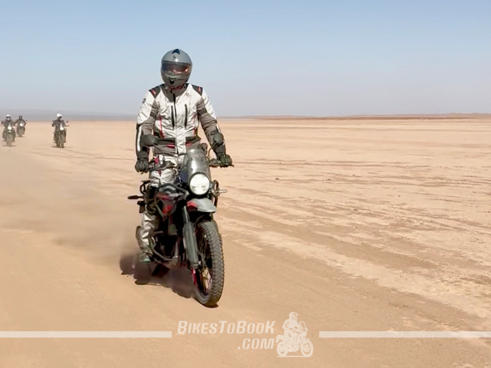 Royal Enfield Himalayan 450 en location au Maroc dans les montagnes de l'Atlas